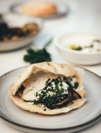 Knusprige Auberginen-Pita vom Grill | vegetarische Pita-Taschen gefüllt mit gegrillter Aubergine, Labneh und Feta | moeyskitchen.com #pita #auberginen #auberginenpita #pitatasche #rezept #foodblogger #grillen #bbq #barbecue #vegetarischgrillen #veggie #vegetarisch