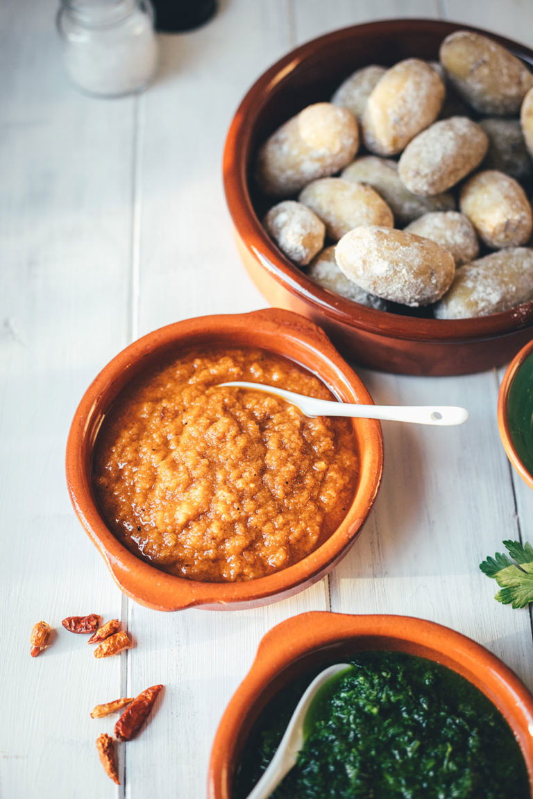 Papas arrugadas con mojo – spanische Runzelkartoffeln mit grüner und ...