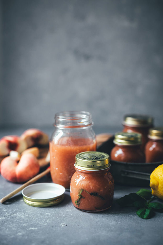 Pfirsich-Marmelade aus Wildpfirsichen, Zitrone und Basilikum - moey&amp;#39;s ...