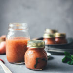 Rezept für Pfirsich-Marmelade aus Wildpfirsichen, Zitrone und Basilikum | Konfitüre aus der Küchenmaschine mit Kochfunktion | moeyskitchen.com #marmelade #konfitüre #fruchtaufstrich #gelierzucker #marmeladekochen #pfirsiche #wildpfirsiche #weinbergpfirsiche #pfirsichmarmelade #einmachen #selbermachen #kochenmitküchenmaschine