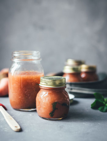 Rezept für Pfirsich-Marmelade aus Wildpfirsichen, Zitrone und Basilikum | Konfitüre aus der Küchenmaschine mit Kochfunktion | moeyskitchen.com #marmelade #konfitüre #fruchtaufstrich #gelierzucker #marmeladekochen #pfirsiche #wildpfirsiche #weinbergpfirsiche #pfirsichmarmelade #einmachen #selbermachen #kochenmitküchenmaschine