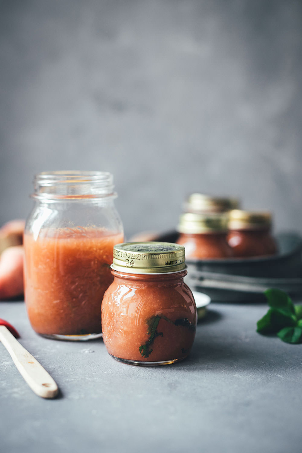 Rezept für Pfirsich-Marmelade aus Wildpfirsichen, Zitrone und Basilikum | Konfitüre aus der Küchenmaschine mit Kochfunktion | moeyskitchen.com #marmelade #konfitüre #fruchtaufstrich #gelierzucker #marmeladekochen #pfirsiche #wildpfirsiche #weinbergpfirsiche #pfirsichmarmelade #einmachen #selbermachen #kochenmitküchenmaschine