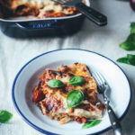 Rezept für sommerliche Ratatouille-Lasagne | vegetarische Lasagne mit Auberginen, Paprika, Zucchini, Parmesan-Béchamel und Mozzarella | moeyskitchen.com #lasagne #ratatouille #rezepte #foodblogger #vegetarisch #veggie #gemüselasagne #mozzarella #sommerküche #saisonalschmecktsbesser