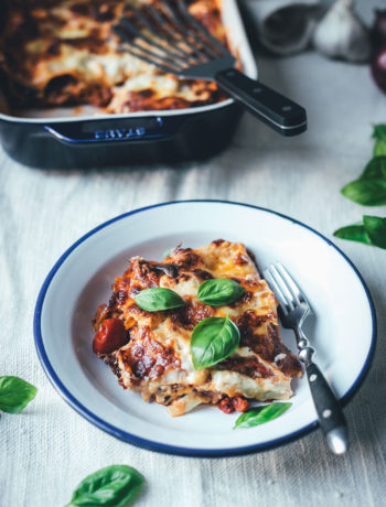 Rezept für sommerliche Ratatouille-Lasagne | vegetarische Lasagne mit Auberginen, Paprika, Zucchini, Parmesan-Béchamel und Mozzarella | moeyskitchen.com #lasagne #ratatouille #rezepte #foodblogger #vegetarisch #veggie #gemüselasagne #mozzarella #sommerküche #saisonalschmecktsbesser