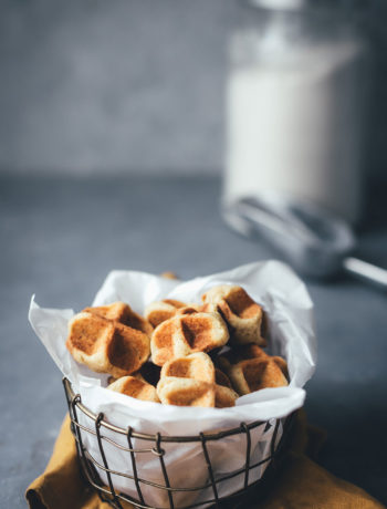 Rezept für Waffelkekse – knusprige Cookies aus dem Waffeleisen | Kekse backen mit nur 6 Zutaten und ganz ohne Backofen | moeyskitchen.com #waffelkekse #kekse #cookies #keksebacken #waffeln #waffeleisen #backenohneofen #mürbeteig #plätzchen #rezept #foodblogger