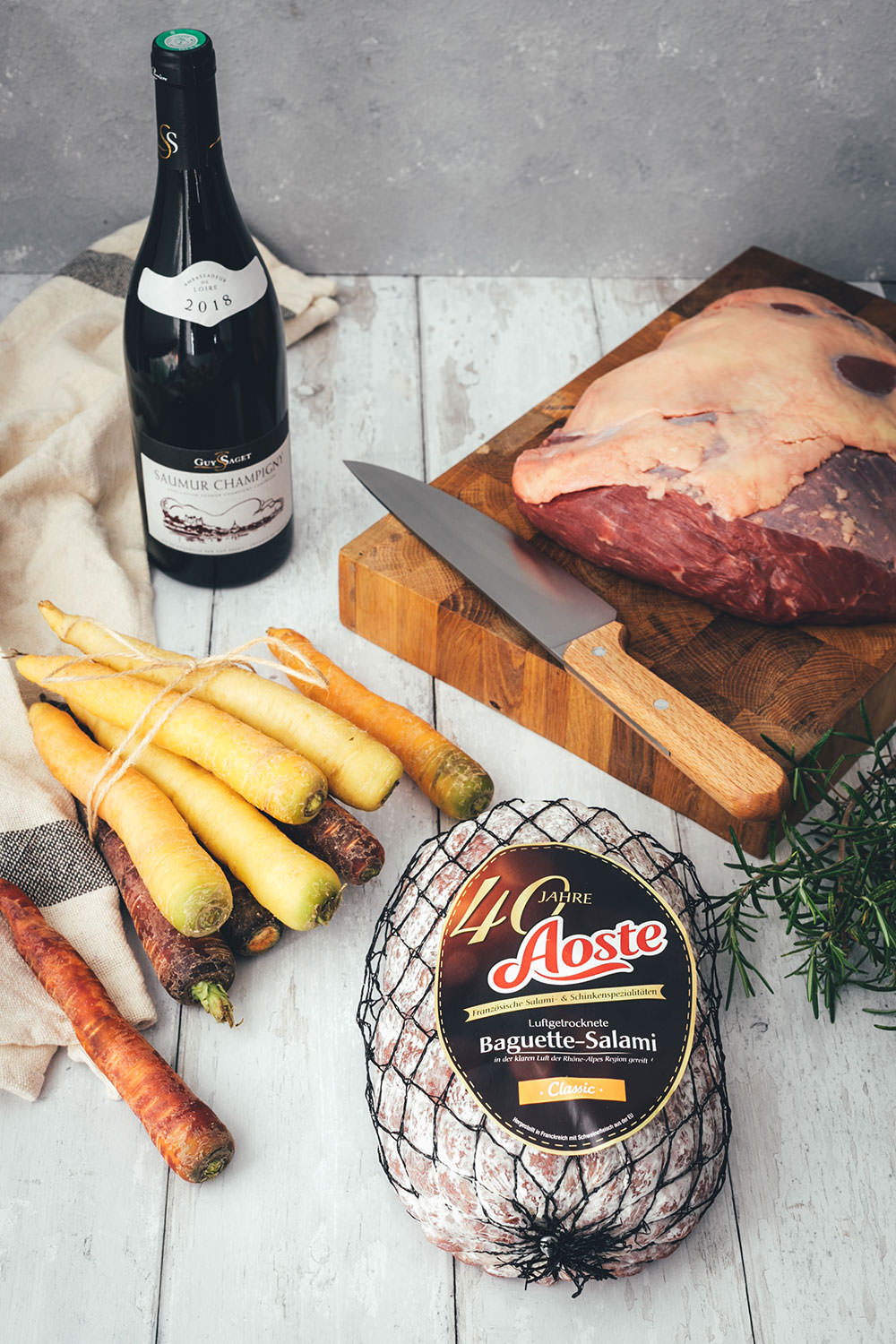 Rezept für französischen Tafelspitz-Burger im Brioche Burger Bun | in Olivenöl confierter Tafelspitz aus dem Ofen, serviert mit Chimichurri Sauce á la française, marinierten bunten Möhren, Dijon-Burger-Sauce und Rotwein | moeyskitchen.com #burger #hamburger #deluxeburger #tafelspitz #confieren #olivenöl #chimichurri #möhren #rotwein #kochen #rezept #foodblog #foodblogger