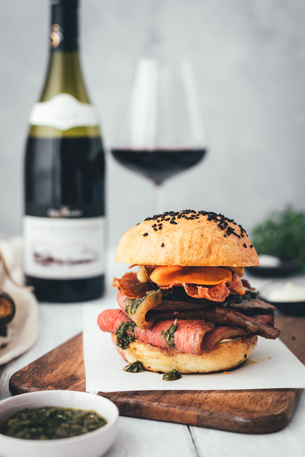 Rezept für französischen Tafelspitz-Burger im Brioche Burger Bun | in Olivenöl confierter Tafelspitz aus dem Ofen, serviert mit Chimichurri Sauce á la française, marinierten bunten Möhren, Dijon-Burger-Sauce und Rotwein | moeyskitchen.com #burger #hamburger #deluxeburger #tafelspitz #confieren #olivenöl #chimichurri #möhren #rotwein #kochen #rezept #foodblog #foodblogger