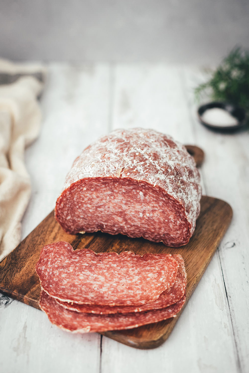 Rezept für französischen Tafelspitz-Burger im Brioche Burger Bun | in Olivenöl confierter Tafelspitz aus dem Ofen, serviert mit Chimichurri Sauce á la française, marinierten bunten Möhren, Dijon-Burger-Sauce und Rotwein | moeyskitchen.com #burger #hamburger #deluxeburger #tafelspitz #confieren #olivenöl #chimichurri #möhren #rotwein #kochen #rezept #foodblog #foodblogger
