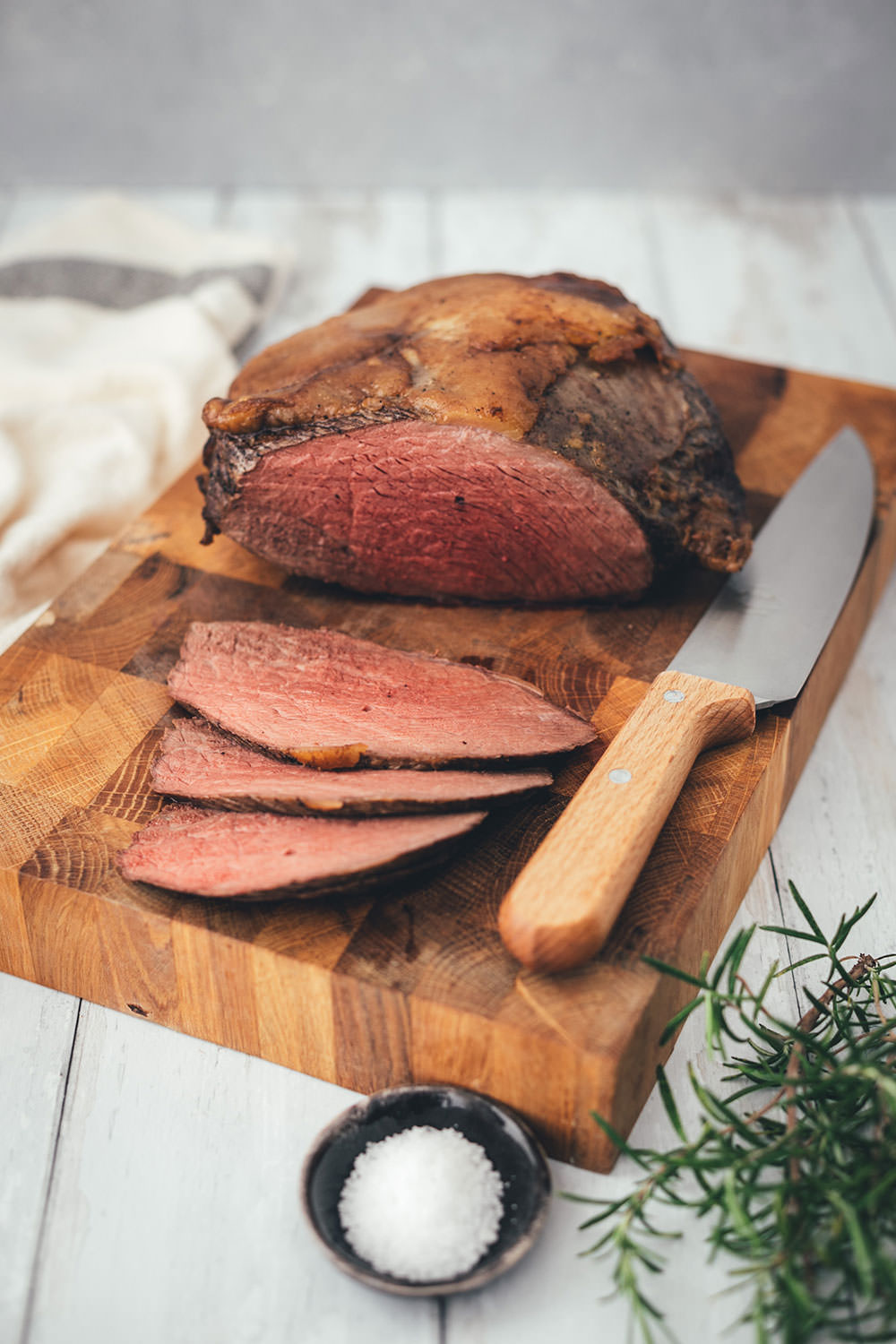 Rezept für französischen Tafelspitz-Burger im Brioche Burger Bun | in Olivenöl confierter Tafelspitz aus dem Ofen, serviert mit Chimichurri Sauce á la française, marinierten bunten Möhren, Dijon-Burger-Sauce und Rotwein | moeyskitchen.com #burger #hamburger #deluxeburger #tafelspitz #confieren #olivenöl #chimichurri #möhren #rotwein #kochen #rezept #foodblog #foodblogger