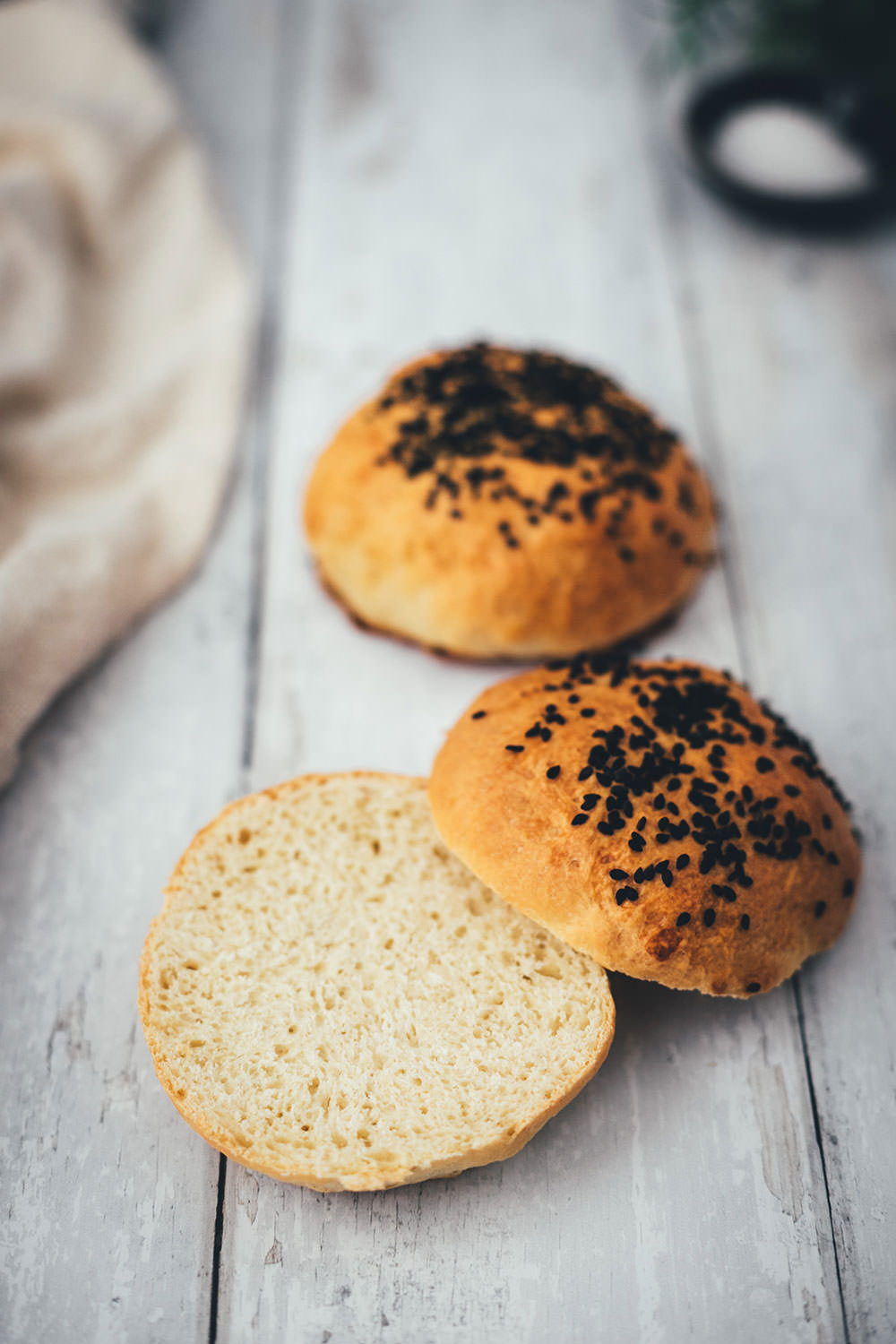 Rezept für französischen Tafelspitz-Burger im Brioche Burger Bun | in Olivenöl confierter Tafelspitz aus dem Ofen, serviert mit Chimichurri Sauce á la française, marinierten bunten Möhren, Dijon-Burger-Sauce und Rotwein | moeyskitchen.com #burger #hamburger #deluxeburger #tafelspitz #confieren #olivenöl #chimichurri #möhren #rotwein #kochen #rezept #foodblog #foodblogger