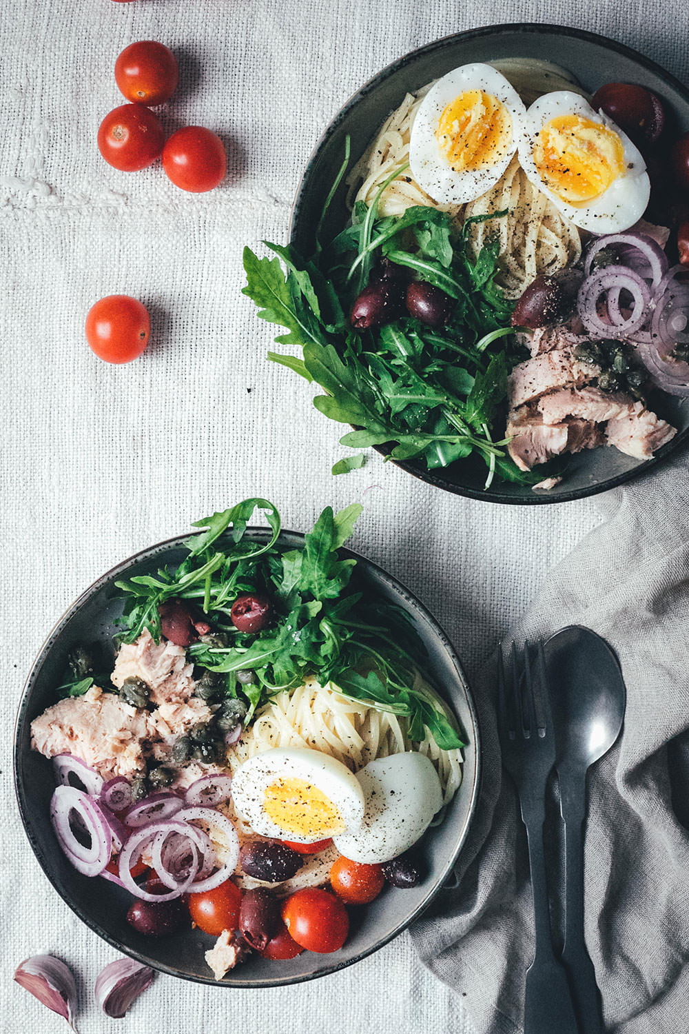 Rezept für Pasta Niçoise – in Anlehnung an den französischen Salat-Klassiker Salade Niçoise | Linguine oder Spaghetti mit Zitronen-Sauce, Rucola, Tomaten, Oliven, Zwiebeln, Kapern und wachsweichem Ei | blitzschnell auf dem Tisch | moeyskitchen.com #pasta #pastanicoise #nicoise #saladenicoise #sommerpasta #nudeln #hauptgericht #foodblog #foodblogger #rezept #kochen #schnelleküche #einfacherezepte