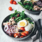 Rezept für Pasta Niçoise – in Anlehnung an den französischen Salat-Klassiker Salade Niçoise | Linguine oder Spaghetti mit Zitronen-Sauce, Rucola, Tomaten, Oliven, Zwiebeln, Kapern und wachsweichem Ei | blitzschnell auf dem Tisch | moeyskitchen.com #pasta #pastanicoise #nicoise #saladenicoise #sommerpasta #nudeln #hauptgericht #foodblog #foodblogger #rezept #kochen #schnelleküche #einfacherezepte