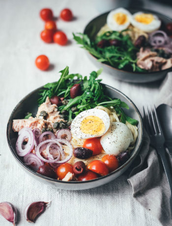 Rezept für Pasta Niçoise – in Anlehnung an den französischen Salat-Klassiker Salade Niçoise | Linguine oder Spaghetti mit Zitronen-Sauce, Rucola, Tomaten, Oliven, Zwiebeln, Kapern und wachsweichem Ei | blitzschnell auf dem Tisch | moeyskitchen.com #pasta #pastanicoise #nicoise #saladenicoise #sommerpasta #nudeln #hauptgericht #foodblog #foodblogger #rezept #kochen #schnelleküche #einfacherezepte