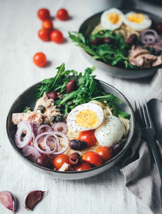 Rezept für Pasta Niçoise – in Anlehnung an den französischen Salat-Klassiker Salade Niçoise | Linguine oder Spaghetti mit Zitronen-Sauce, Rucola, Tomaten, Oliven, Zwiebeln, Kapern und wachsweichem Ei | blitzschnell auf dem Tisch | moeyskitchen.com #pasta #pastanicoise #nicoise #saladenicoise #sommerpasta #nudeln #hauptgericht #foodblog #foodblogger #rezept #kochen #schnelleküche #einfacherezepte