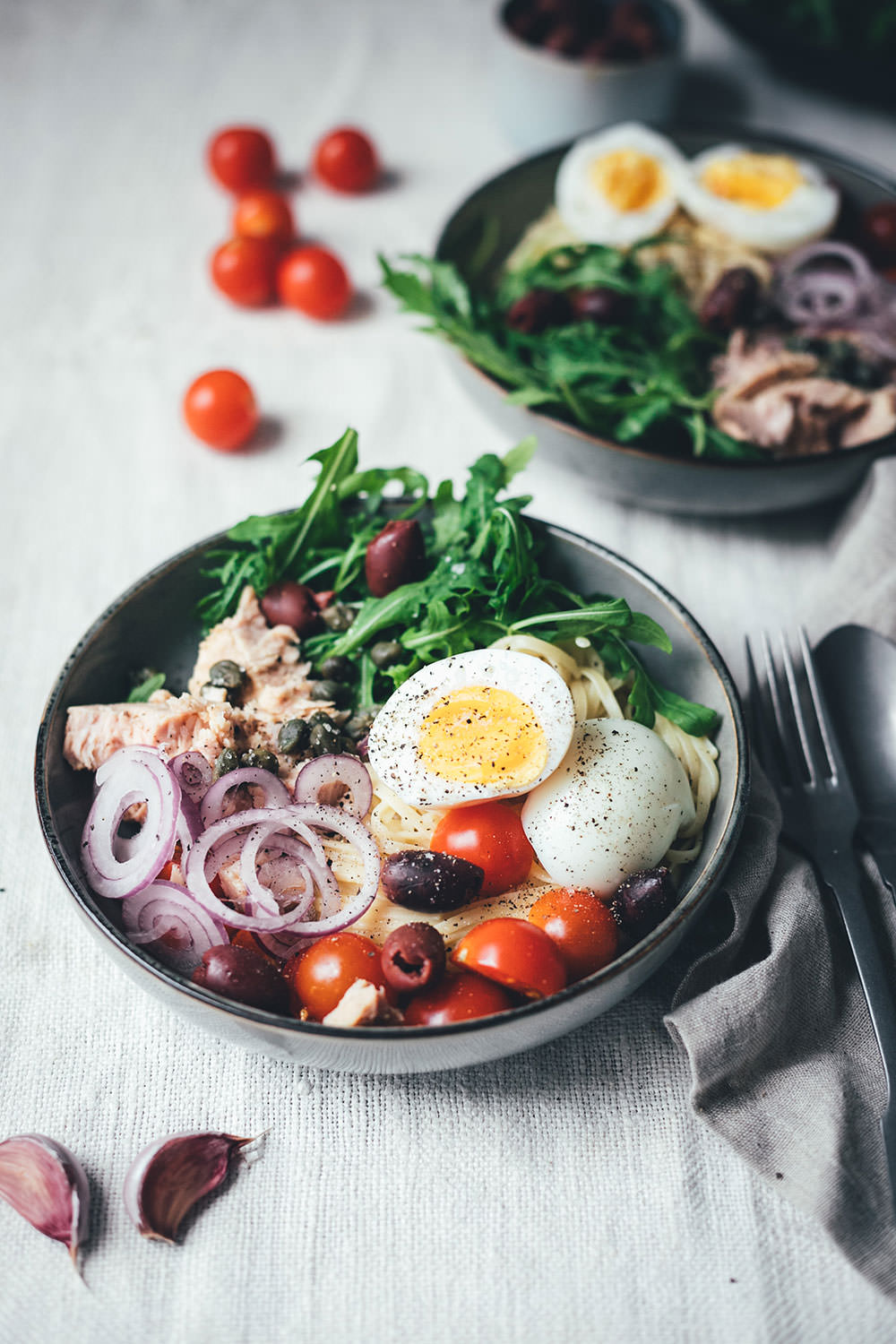 Rezept für Pasta Niçoise – in Anlehnung an den französischen Salat-Klassiker Salade Niçoise | Linguine oder Spaghetti mit Zitronen-Sauce, Rucola, Tomaten, Oliven, Zwiebeln, Kapern und wachsweichem Ei | blitzschnell auf dem Tisch | moeyskitchen.com #pasta #pastanicoise #nicoise #saladenicoise #sommerpasta #nudeln #hauptgericht #foodblog #foodblogger #rezept #kochen #schnelleküche #einfacherezepte