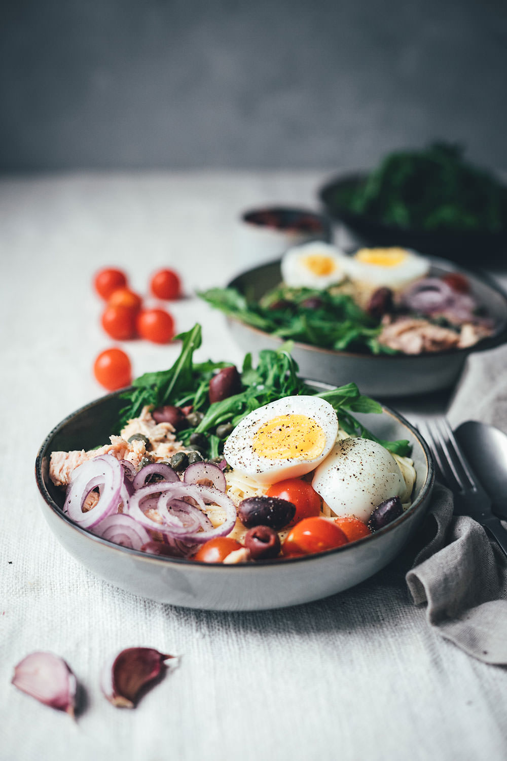 Rezept für Pasta Niçoise – in Anlehnung an den französischen Salat-Klassiker Salade Niçoise | Linguine oder Spaghetti mit Zitronen-Sauce, Rucola, Tomaten, Oliven, Zwiebeln, Kapern und wachsweichem Ei | blitzschnell auf dem Tisch | moeyskitchen.com #pasta #pastanicoise #nicoise #saladenicoise #sommerpasta #nudeln #hauptgericht #foodblog #foodblogger #rezept #kochen #schnelleküche #einfacherezepte