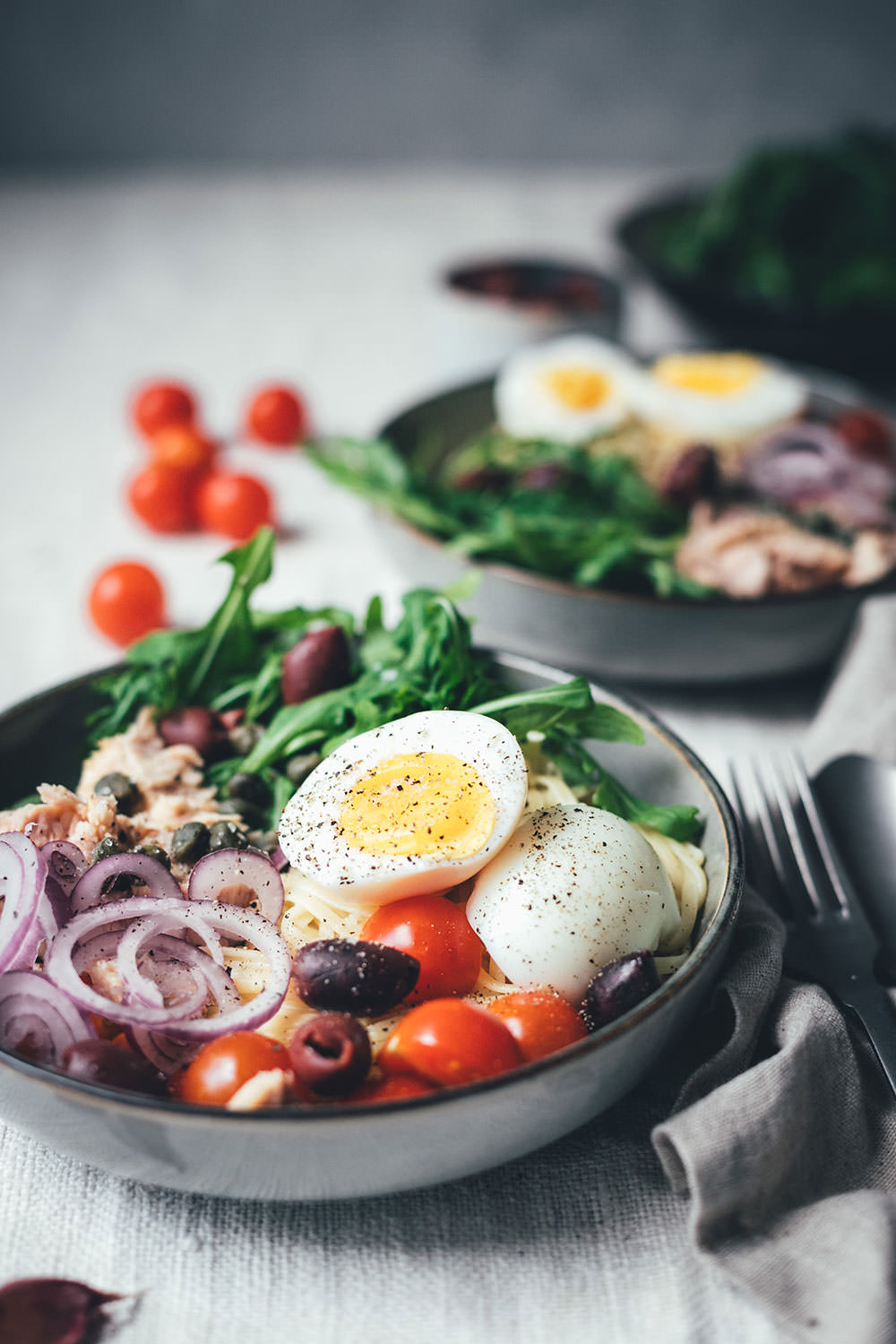 Rezept für Pasta Niçoise – in Anlehnung an den französischen Salat-Klassiker Salade Niçoise | Linguine oder Spaghetti mit Zitronen-Sauce, Rucola, Tomaten, Oliven, Zwiebeln, Kapern und wachsweichem Ei | blitzschnell auf dem Tisch | moeyskitchen.com #pasta #pastanicoise #nicoise #saladenicoise #sommerpasta #nudeln #hauptgericht #foodblog #foodblogger #rezept #kochen #schnelleküche #einfacherezepte