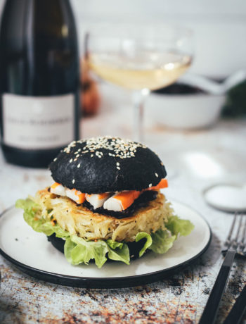 Rezept für französischen Rösti-Burger im schwarzen Brioche Burger Bun | knusprige Kartoffelrösti als Burger Patties, serviert mit Schalotten-Marmelade, Surimi-Sticks und Champagner | moeyskitchen.com #burger #hamburger #deluxeburger #rösti #kartoffelrösti #surimi #surimisticks #champagner #schalottenmarmelade