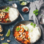 Rezept für veganes Süßkartoffel-Curry mit Kokos, Paprika und Cashews | moeyskitchen.com #rezept #foodblog #foodblogger #curry #süßkartoffeln #reis #kochen #einfachkochen #vegan #vegetarisch #einfacherezepte