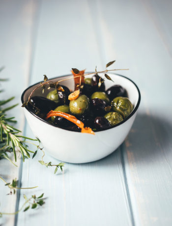 Rezept für warme Oliven aus dem Ofen als Snack oder Antipasti | geröstete Oliven mit Kräutern, Knoblauch, Orangenschale und Olivenöl | moeyskitchen.com #oliven #antipasti #snacks #tapas #aperitif #aperitivo #apero #vegan #vegetarisch #rezept #foodblog