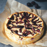 Rezept für saftigen und lockeren Zwetschgen-Käsekuchen ohne Boden | blitzschnell ohne Handmixer angerührt und zubereitet | moeyskitchen.com #käsekuchen #zwetschgen #zwetschken #pflaumen #backen #kuchen #kuchenbacken #ohneboden #rezept #foodblogger #foodblog #spätsommer