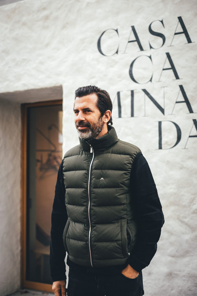 Andreas Caminada vor der Casa Caminada in Fürstenau in der Schweiz | moeyskitchen.com #andreascaminada #casacaminada #fürstenau #graubünden #schweiz #blog #reisebericht #reise