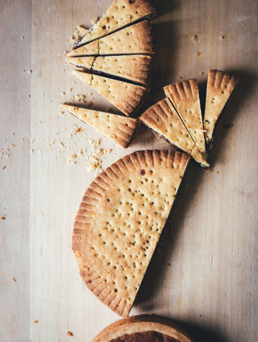 Bergeller Kastanientorte und Engadiner Nusstorte in einer Bäckerei in Vicosoprano im Bergell | Graubünden in der Schweiz kulinarisch entdecken | moeyskitchen.com #graubünden #schweiz #kastanien #kastanientorte #bergell #visocoprano #reise #reisebericht #blog