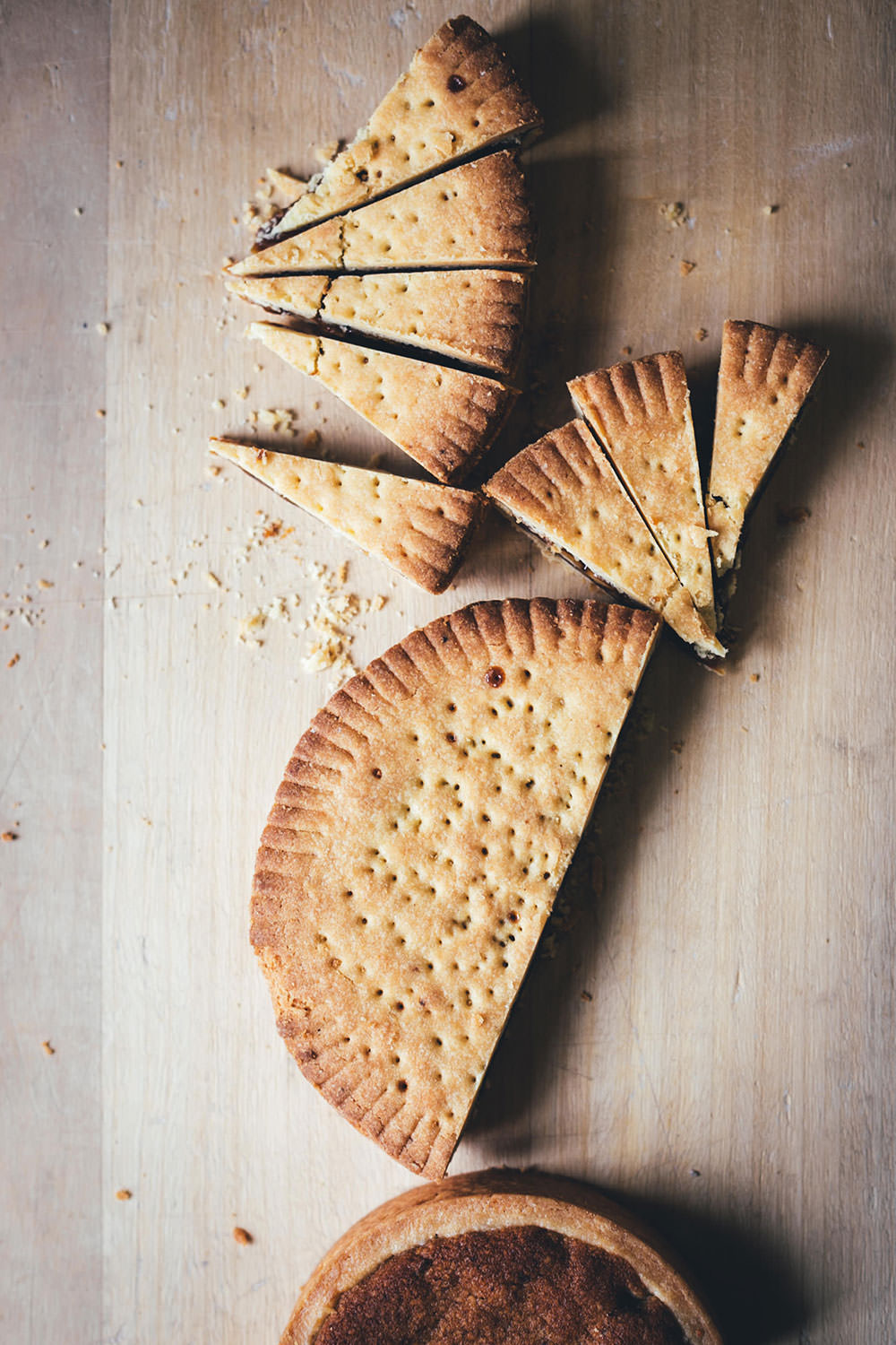 Bergeller Kastanientorte und Engadiner Nusstorte in einer Bäckerei in Vicosoprano im Bergell | Graubünden in der Schweiz kulinarisch entdecken | moeyskitchen.com #graubünden #schweiz #kastanien #kastanientorte #bergell #visocoprano #reise #reisebericht #blog