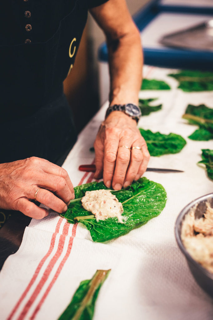 Capuns wickeln mit Andreetta Schwarz vom Gasthaus Alte Post in Zillis in der Schweiz | moeyskitchen.com #capuns #schweiz #zillis #graubünden #reisebericht #blog