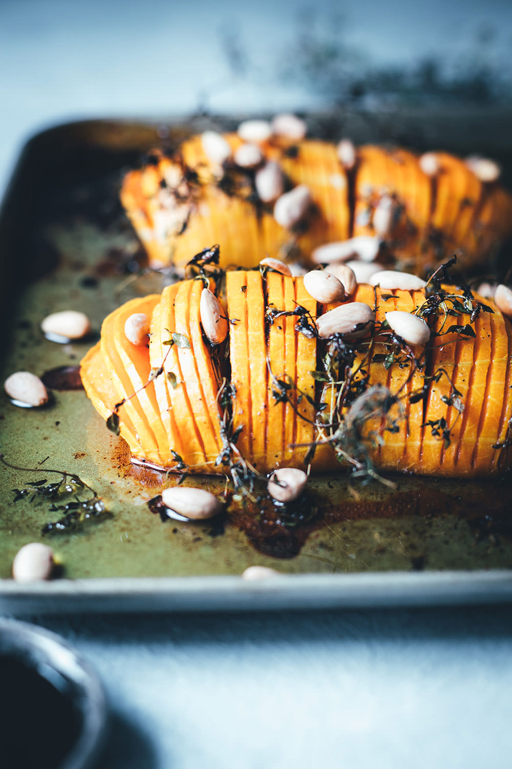 Rezept für Hasselback Kürbis | Butternusskürbis wird mit Thymian, Olivenöl, Honig, Essig und Mandeln im Ofen weich gegart | moeyskitchen.com #hasselback #hasselbackkürbis #kürbis #pumpkinboom #pumpkin #butternut #butternuss #butternutkürbis #ofen #vegetarisch #rezept #foodblog