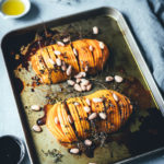 Rezept für Hasselback Kürbis | Butternusskürbis wird mit Thymian, Olivenöl, Honig, Essig und Mandeln im Ofen weich gegart | moeyskitchen.com #hasselback #hasselbackkürbis #kürbis #pumpkinboom #pumpkin #butternut #butternuss #butternutkürbis #ofen #vegetarisch #rezept #foodblog
