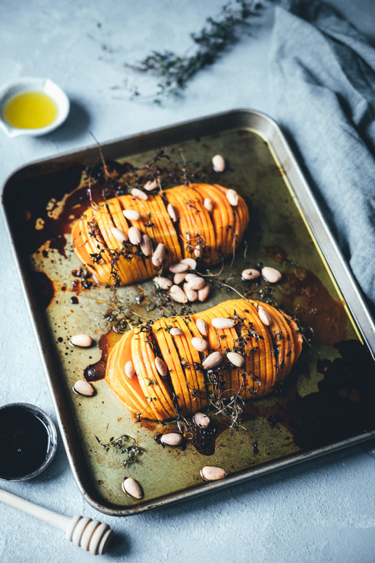 Hasselback Butternut Kürbis mit Honig und Mandeln - moey&amp;#39;s kitchen foodblog