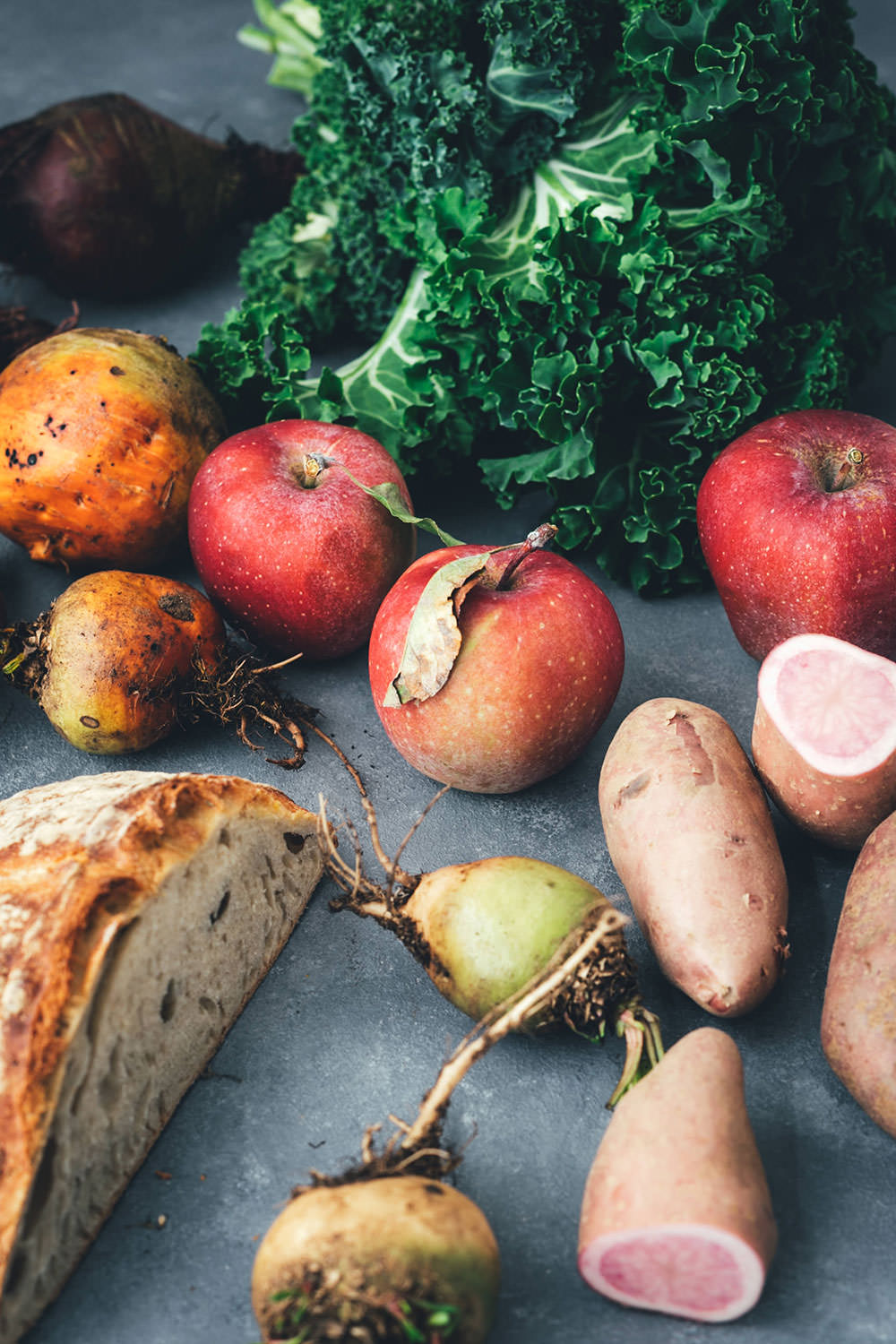 Rezept für Herbst Panzanella – Brotsalat mit regionalem Kohl, bunter Bete, roten Kartoffeln und Apfel | mit Vorstellung einer Schwärmerei von Marktschwärmer – dem regionalen Feierabend-Bauernmarkt, über 90 Mal in Deutschland | moeyskitchen.com #panzanella #herbst #salat #herbstsalat #brotsalat #regional #saisonal #nachhaltig #nachhaltigkeit #rezept #foodblog #marktschwärmer #schwärmerei #einkaufen #lebensmittel #bauernmarkt
