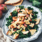 Rezept für Herbst Panzanella – Brotsalat mit regionalem Kohl, bunter Bete, roten Kartoffeln und Apfel | mit Vorstellung einer Schwärmerei von Marktschwärmer – dem regionalen Feierabend-Bauernmarkt, über 90 Mal in Deutschland | moeyskitchen.com #panzanella #herbst #salat #herbstsalat #brotsalat #regional #saisonal #nachhaltig #nachhaltigkeit #rezept #foodblog #marktschwärmer #schwärmerei #einkaufen #lebensmittel #bauernmarkt