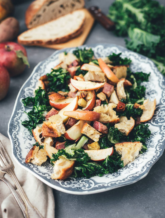 Rezept für Herbst Panzanella – Brotsalat mit regionalem Kohl, bunter Bete, roten Kartoffeln und Apfel | mit Vorstellung einer Schwärmerei von Marktschwärmer – dem regionalen Feierabend-Bauernmarkt, über 90 Mal in Deutschland | moeyskitchen.com #panzanella #herbst #salat #herbstsalat #brotsalat #regional #saisonal #nachhaltig #nachhaltigkeit #rezept #foodblog #marktschwärmer #schwärmerei #einkaufen #lebensmittel #bauernmarkt