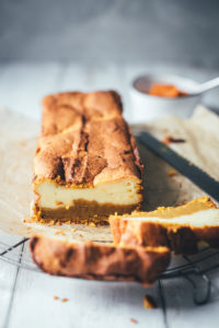 Rezept für Kürbis-Frischkäse-Kuchen | saftiges Kürbisbrot mit Kürbispüree und Cheesecake-Füllung | der perfekte einfache Kuchen für den Herbst | moeyskitchen.com #herbst #herbstküche #backen #kuchen #kuchenbacken #kürbiskuchen #kürbis #kürbispüree #foodblog #foodblogger #rezept