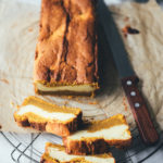 Rezept für Kürbis-Frischkäse-Kuchen | saftiges Kürbisbrot mit Kürbispüree und Cheesecake-Füllung | der perfekte einfache Kuchen für den Herbst | moeyskitchen.com #herbst #herbstküche #backen #kuchen #kuchenbacken #kürbiskuchen #kürbis #kürbispüree #foodblog #foodblogger #rezept