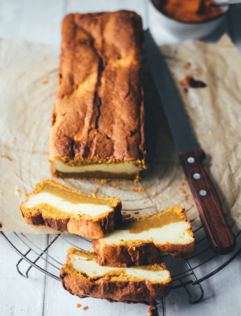 Rezept für Kürbis-Frischkäse-Kuchen | saftiges Kürbisbrot mit Kürbispüree und Cheesecake-Füllung | der perfekte einfache Kuchen für den Herbst | moeyskitchen.com #herbst #herbstküche #backen #kuchen #kuchenbacken #kürbiskuchen #kürbis #kürbispüree #foodblog #foodblogger #rezept