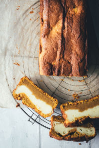 Rezept für Kürbis-Frischkäse-Kuchen | saftiges Kürbisbrot mit Kürbispüree und Cheesecake-Füllung | der perfekte einfache Kuchen für den Herbst | moeyskitchen.com #herbst #herbstküche #backen #kuchen #kuchenbacken #kürbiskuchen #kürbis #kürbispüree #foodblog #foodblogger #rezept