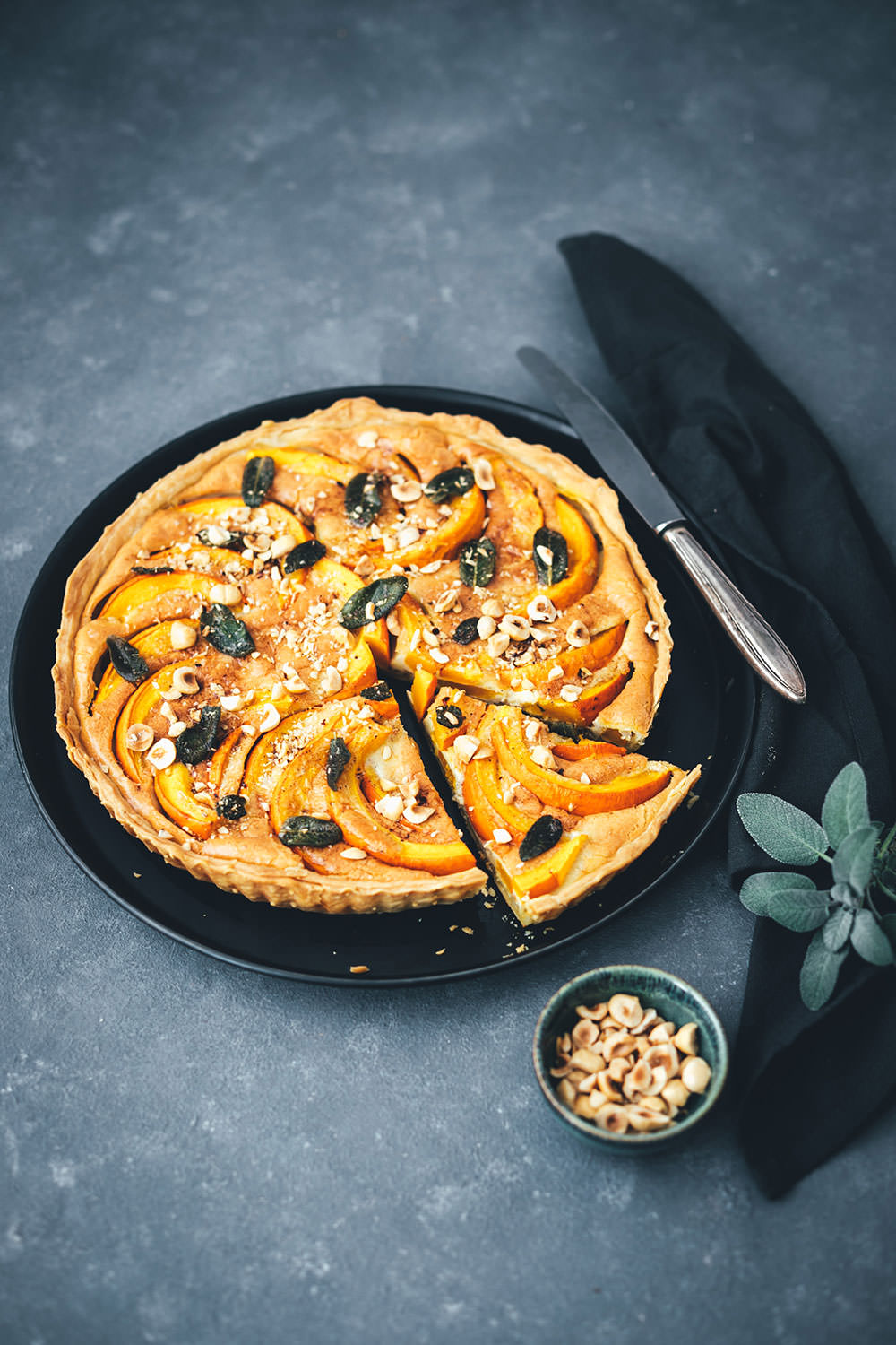 Rezept für herbstliche Kürbis-Quiche mit CAMBOZOLA, Salbei und Haselnüssen | moeyskitchen.com #quiche #tarte #herbst #kürbis #rezept #foodblog #foodblogger #herbstrezepte #goldenerherbst #einfachkochen #vegetarisch #blauschimmelkäse