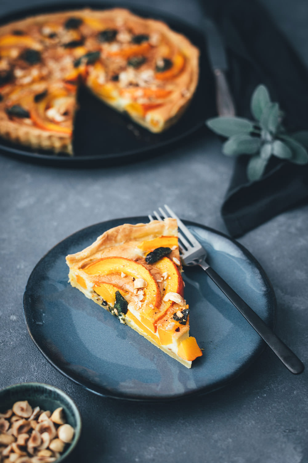 Rezept für herbstliche Kürbis-Quiche mit CAMBOZOLA, Salbei und Haselnüssen | moeyskitchen.com #quiche #tarte #herbst #kürbis #rezept #foodblog #foodblogger #herbstrezepte #goldenerherbst #einfachkochen #vegetarisch #blauschimmelkäse