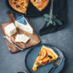 Rezept für herbstliche Kürbis-Quiche mit CAMBOZOLA, Salbei und Haselnüssen | moeyskitchen.com #quiche #tarte #herbst #kürbis #rezept #foodblog #foodblogger #herbstrezepte #goldenerherbst #einfachkochen #vegetarisch #blauschimmelkäse
