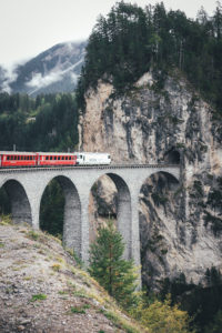 Fahrt mit dem Bernina Express auf der Albulabahn über das Landwasserviadukt | moeyskitchen.com #rhätischebahn #berninaexpress #albulabahn #landwasserviadukt #eisenbahn #zug #weltkulturerbe #unescoweltkulturerbe #graubünden #schweiz #reise #reisebericht #blog