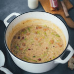 Rezept für cremige Lauch-Suppe mit Speck und weißen Bohnen | moeyskitchen.com #suppe #lauch #porree #lauchsuppe #herbst #herbstküche #saisonal #regional #saisonalschmecktsbesser #foodblog #rezept