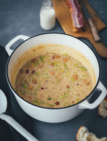 Rezept für cremige Lauch-Suppe mit Speck und weißen Bohnen | moeyskitchen.com #suppe #lauch #porree #lauchsuppe #herbst #herbstküche #saisonal #regional #saisonalschmecktsbesser #foodblog #rezept