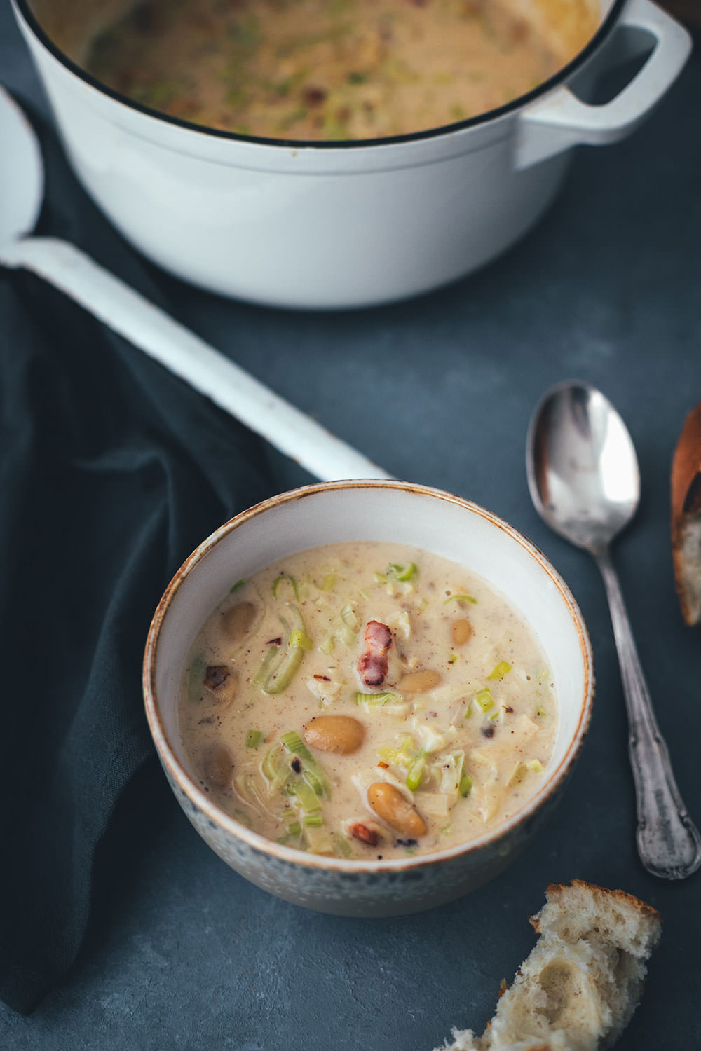 Rezept für cremige Lauch-Suppe mit Speck und weißen Bohnen | moeyskitchen.com #suppe #lauch #porree #lauchsuppe #herbst #herbstküche #saisonal #regional #saisonalschmecktsbesser #foodblog #rezept