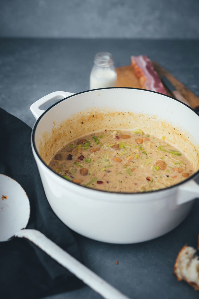 Lauch-Suppe mit Speck und weißen Bohnen – cremig und deftig