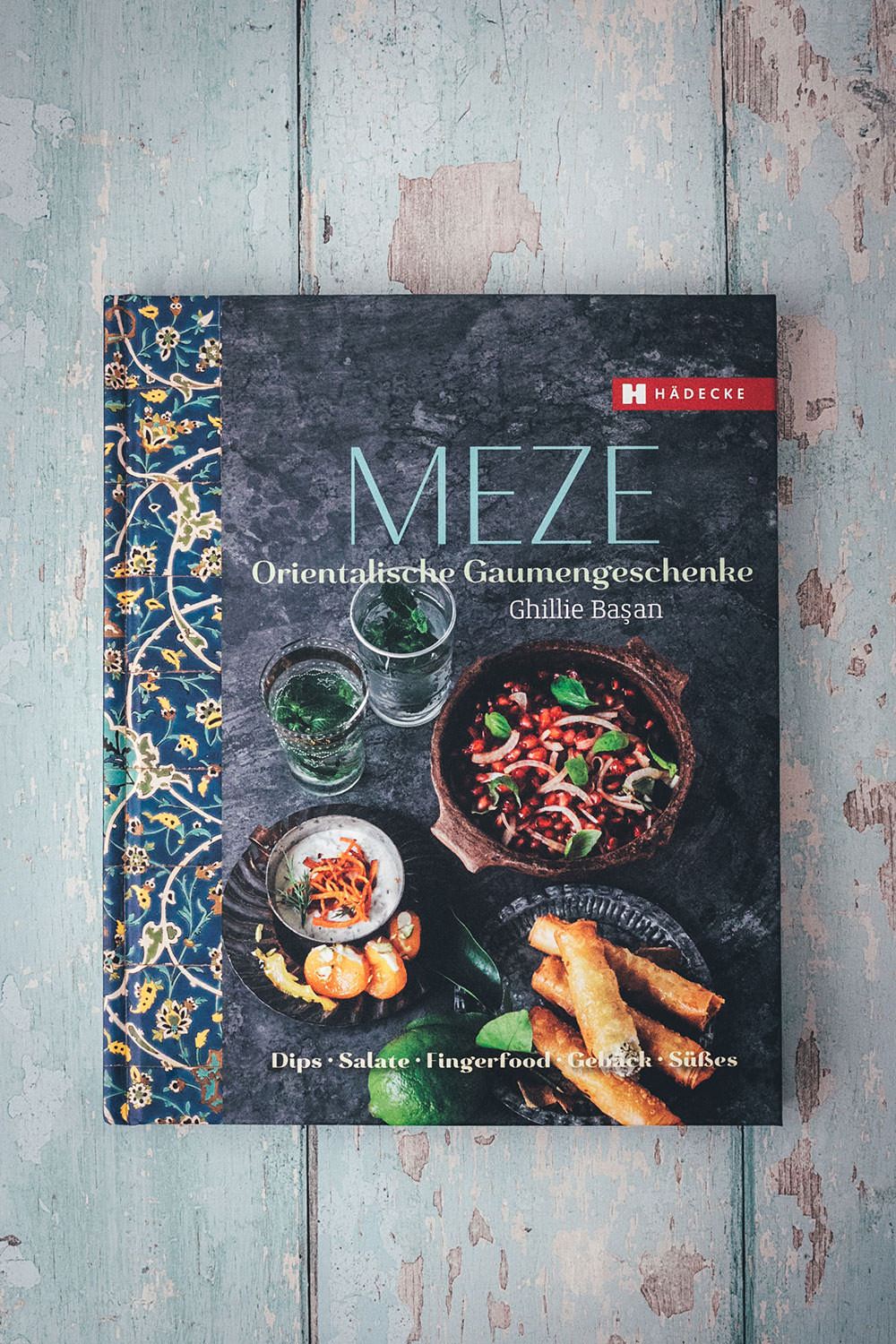 Meze-Buch aus dem Hädecke-Verlag | Rezept für würziges Möhrenpüree mit Kreuzkümmel und Knoblauch-Joghurt | leckere Meze (Mezze) als Dip oder Vorspeise | moeyskitchen.com #rezept #foodblog #meze #mezze #vorspeise #dip #möhren #möhrenpüree #joghurt #orientalisch #levante