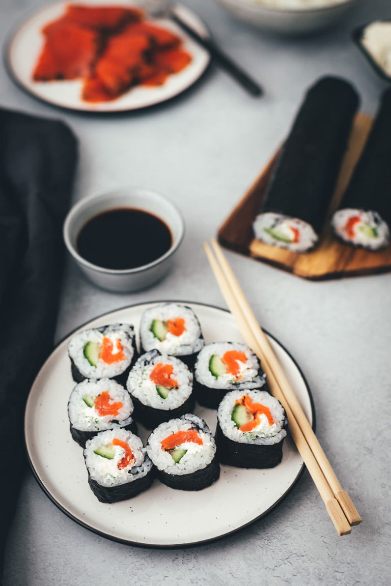 Nordisches Sushi – Futo Maki mit Graved Wildlachs, Gurke, Meerrettich ...