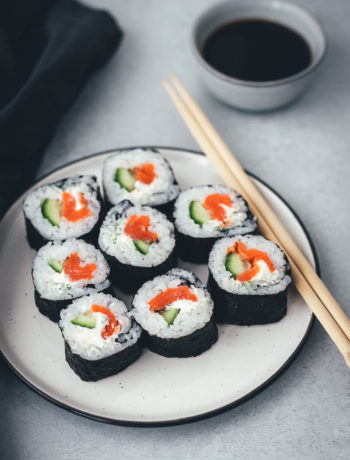 Rezept für nordisches Sushi – Futo Maki mit Graved Lachs, Gurke, Meerrettich-Frischkäse und Dill | moeyskitchen.com #rezept #sushi #sushiselbermachen #homemade #selbstgemacht #maki #futomaki #wildlachs #gravedlachs #foodblog #foodblogger #rezept